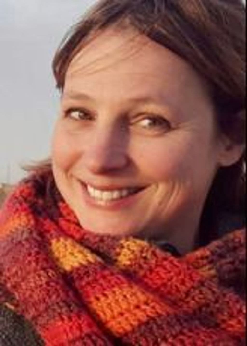 Laura rode sjaal.png